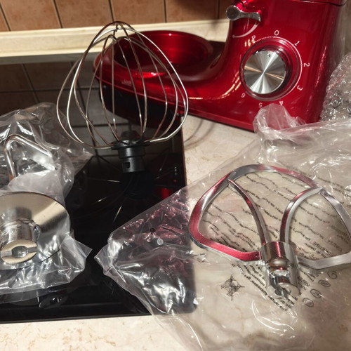 Izzy 1500W kitchen machine with 3 attachments