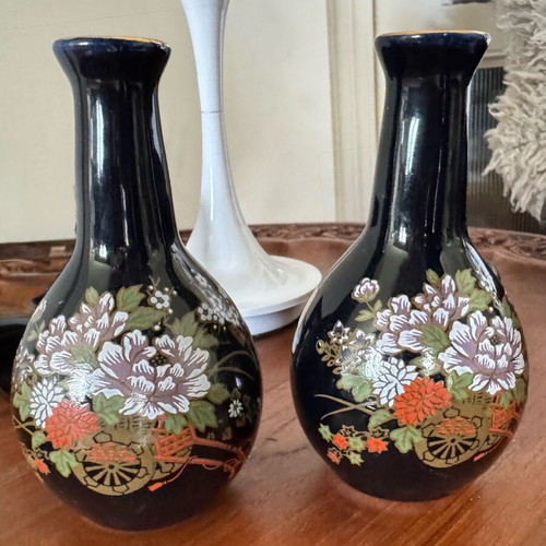 Pair of small decorative Japanese vases in like-new condition