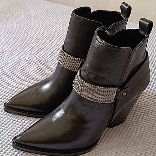 DKNY leather western ankle boots size 41 like new, black