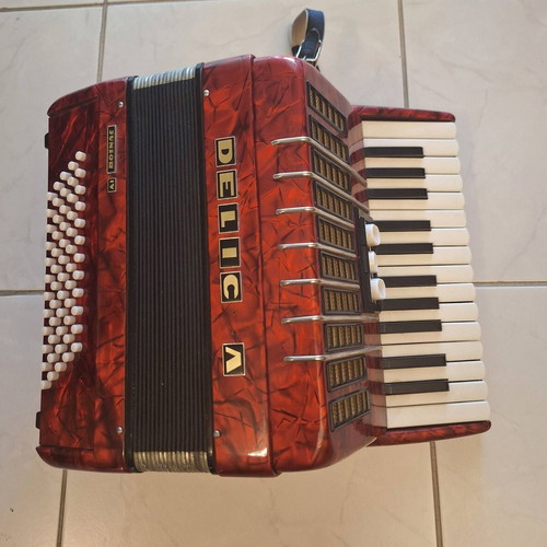 Delicia Junior IV Accordion like new, 60 bass, red pearloid