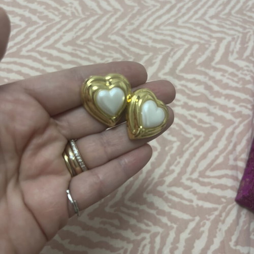 Earrings used heart-shaped gold tone with white center