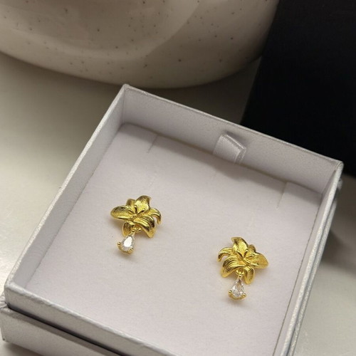 Earrings flower-shaped with crystals new, gift packaging