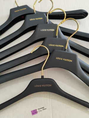 Louis Vuitton κρεμάστρες ρούχων, σετ 6 σε 38 και 42.5 εκ., ξεθωριασμενο λογοτυπο