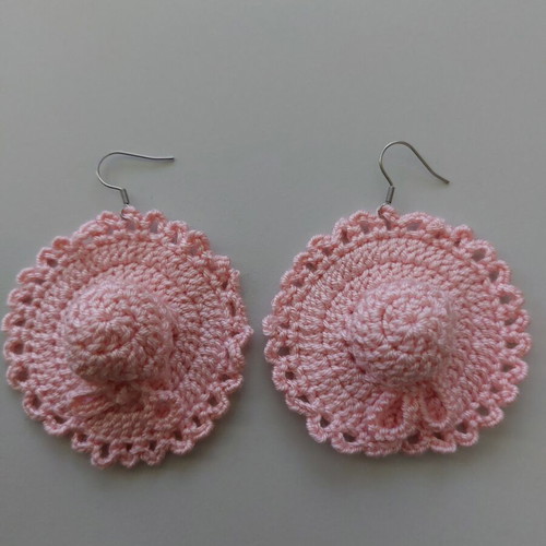 Handmade crochet earrings in pink, like new, hat shape
