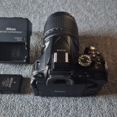 Nikon D5200 18-105 VR camera kit with tripod