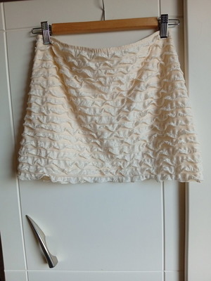 Pull & Bear mini skirt like new, cream color, size S
