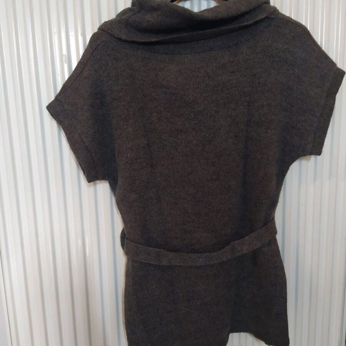 Knitted women's sweater like new, short sleeves, gray with belt and decorative buttons