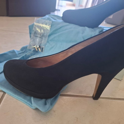 Paco Gil black suede pumps size 39 new with spare heels and case