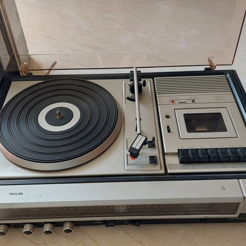 Vintage Hi-Fi turntable, cassette player and stereo radio Philips used from 1978