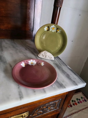 Plates set of 2 like new, glazed, 19 cm diameter