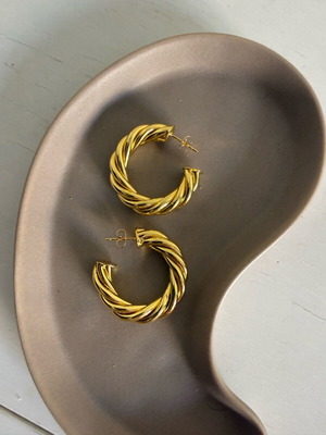 Hoop earrings like new, gold color