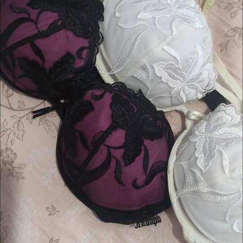 Triumph luxury bras like new, set of 2, white and black with lace