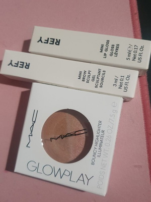 MAC Glowplay Bouncy Highlighter και σετ REFY μίνι