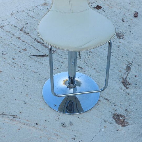 Bar stool with adjustable height like new, white seat and chrome base