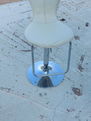 Bar stool with adjustable height like new, white seat and chrome base
