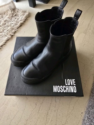 Γυναικεία μποτάκια Love Moschino