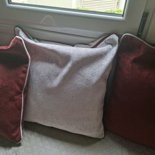 Decorative pillows like new, set of 4 in gray and burgundy