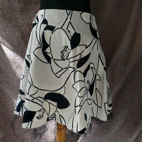 Toi & Moi Y2K skirt size L like new, black and white