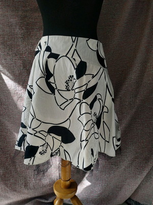Toi & Moi Y2K skirt size L like new, black and white