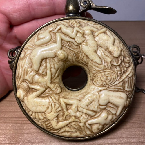 Authentic Spanish Palaska with Human Carvings from 1760, like new, 11 cm