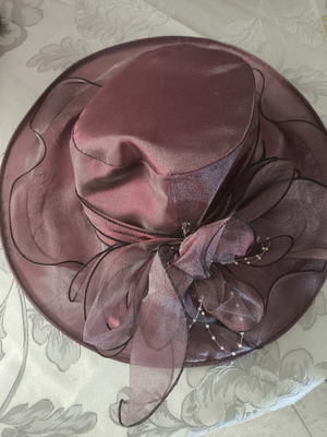 Women's red fascinator hat like new