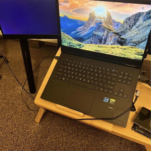 Screens like new, set of 3 plus 2 extra monitors