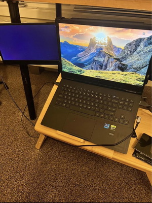 Screens like new, set of 3 plus 2 extra monitors