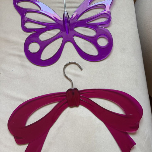 Children's hangers like new, 2 plastic and 3 wooden