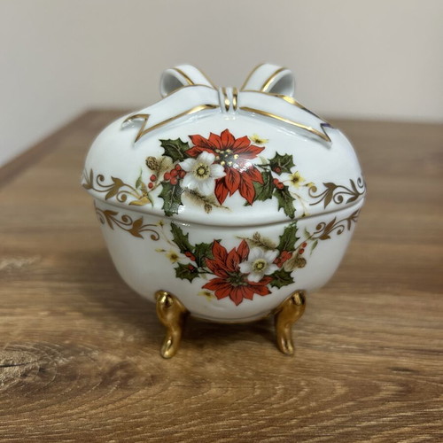 Porcelain decorative box Quality Limoges Christmas, like new