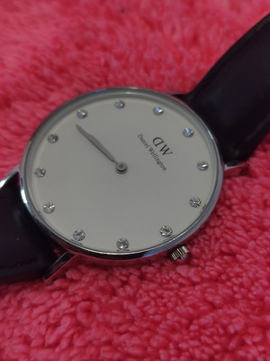 Daniel Wellington γυναικείο ρολόι DW με κρυστάλλινους δείκτες ώρας, ασημένια κάσα, μαύρο δερμάτινο λουράκι 32mm