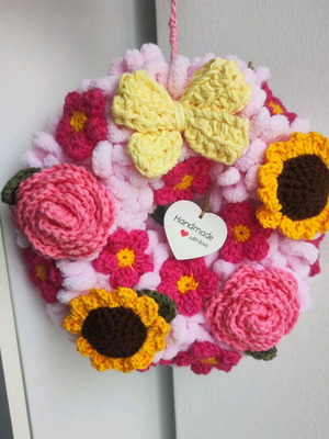 Στεφάνι με χειροποίητα πλεκτά λουλούδια καινούργιο