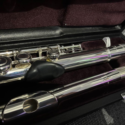 Yamaha YFL-372H flute like new with accessories
