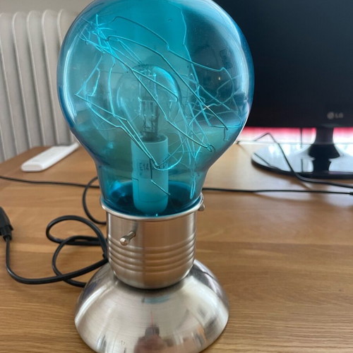 Table lamp in globe shape with 3 light intensity levels