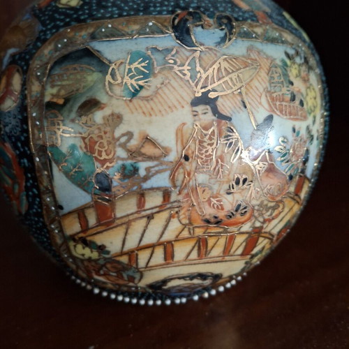 Vintage Chinese porcelain decorative vase with hand-painted figures