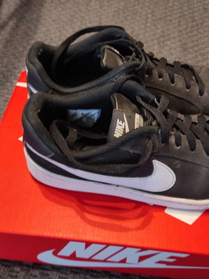 Παπούτσια Nike γυναικεία μεταχειρισμένα, νούμερο 39, μαύρα αθλητικά
