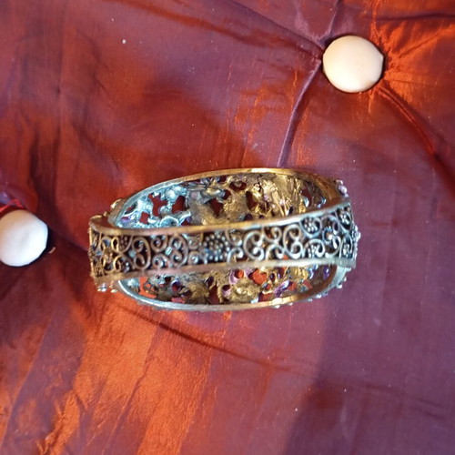 Vintage bracelet new, pink, heavy and beautiful