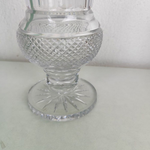 Decorative crystal vase like new with red border