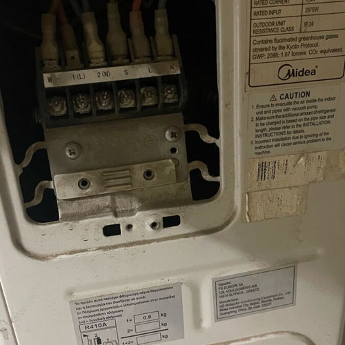 MIDEA Air Conditioner 9000btu used, no remote, refrigerant leak