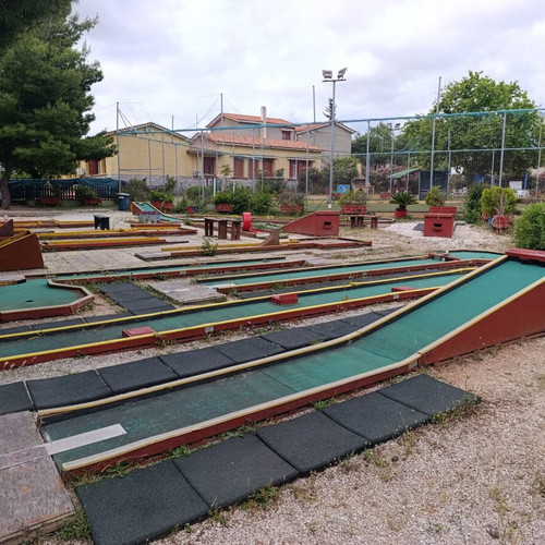 Mini Golf Outdoor Course with 18 Tracks and Equipment