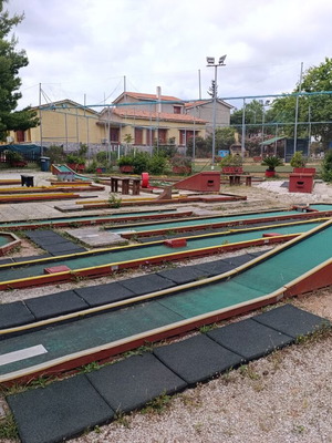Mini Golf Outdoor Course with 18 Tracks and Equipment