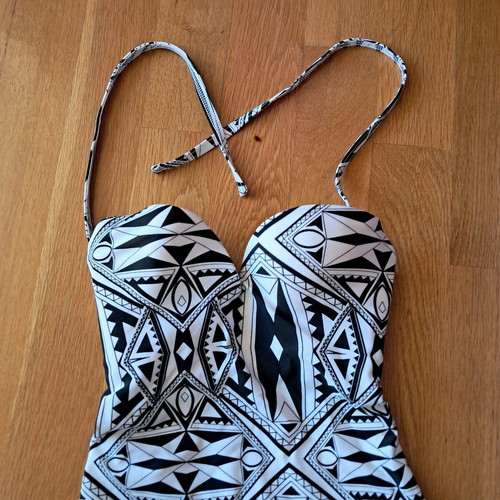 ASOS one-piece swimsuit used in very good condition, size XXS