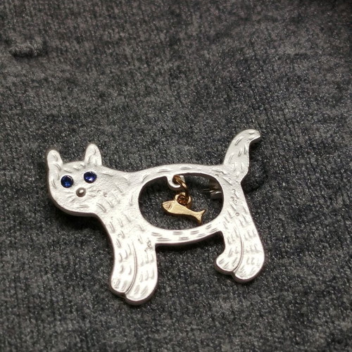 Cat brooch with fish new, impressive