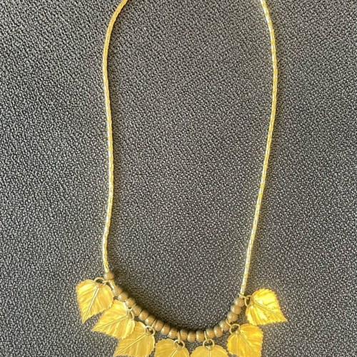 Necklace with 7 gold-tone hanging leaves like new