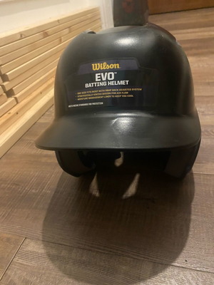 Wilson Evo защитна каска употребявана за бейзбол и софтбол