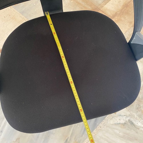 Office chair like new with minor height adjustment issue