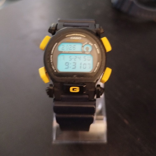 Casio G-Shock DW-9050 wristwatch used without bezel, black and blue