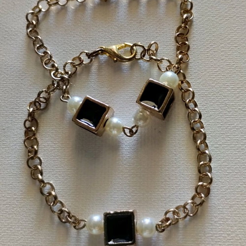 Bracelets set of two with gold-plated chain, pearls and black details new