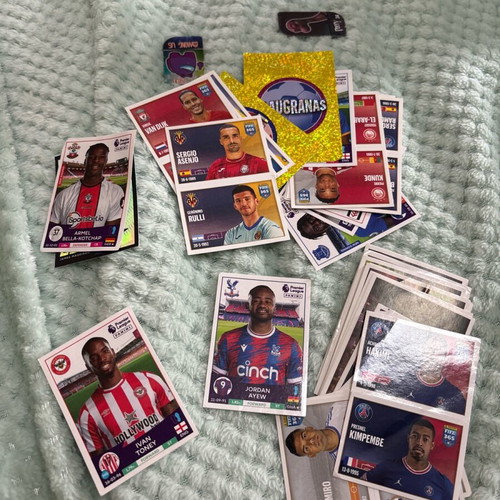 FIFA 365 football cards like new, album with 270 cards and 350 loose