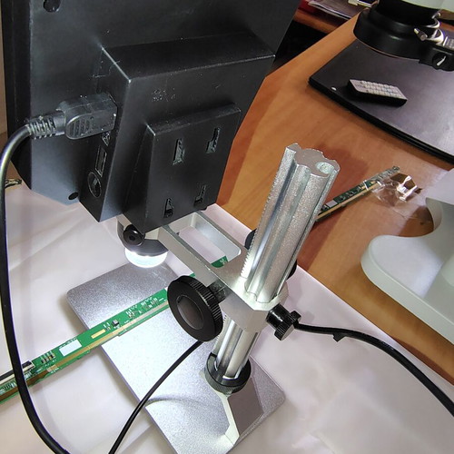 Digital bench microscope with adjustable height and built-in lighting