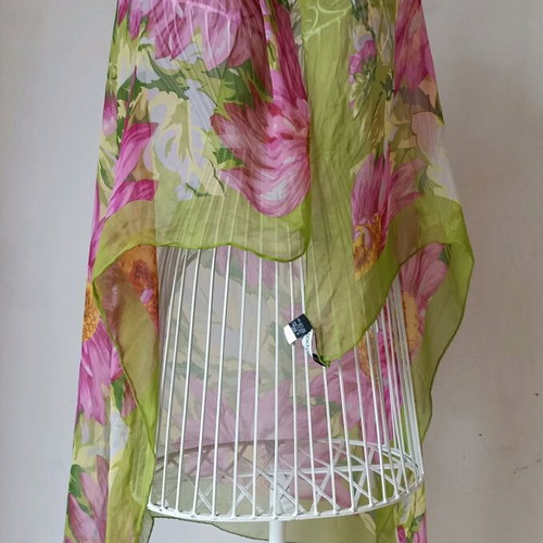 Dolce&Gabbana scarf like new with floral print, 100% silk